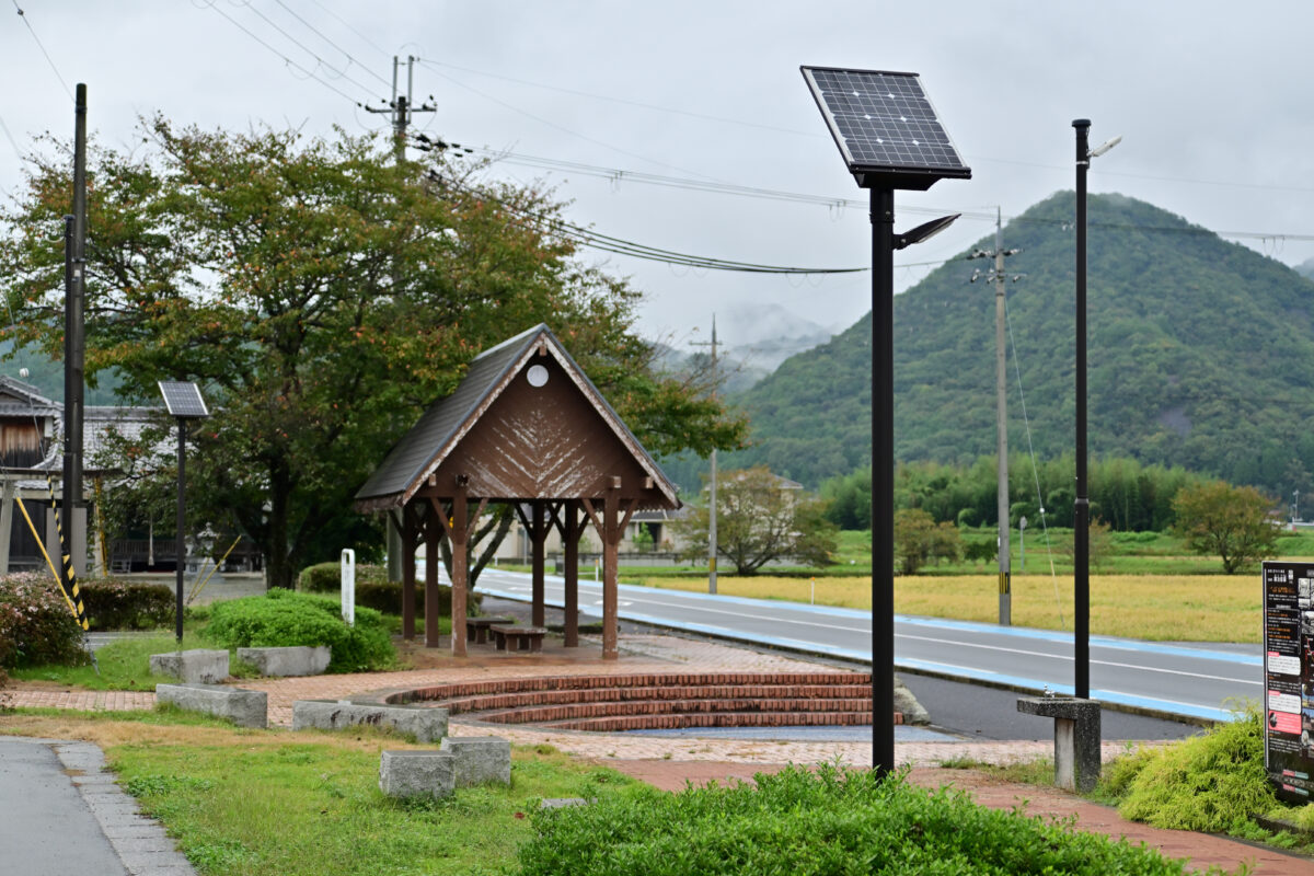 はやす駅跡公園に設置されたソーラー照明灯の画像