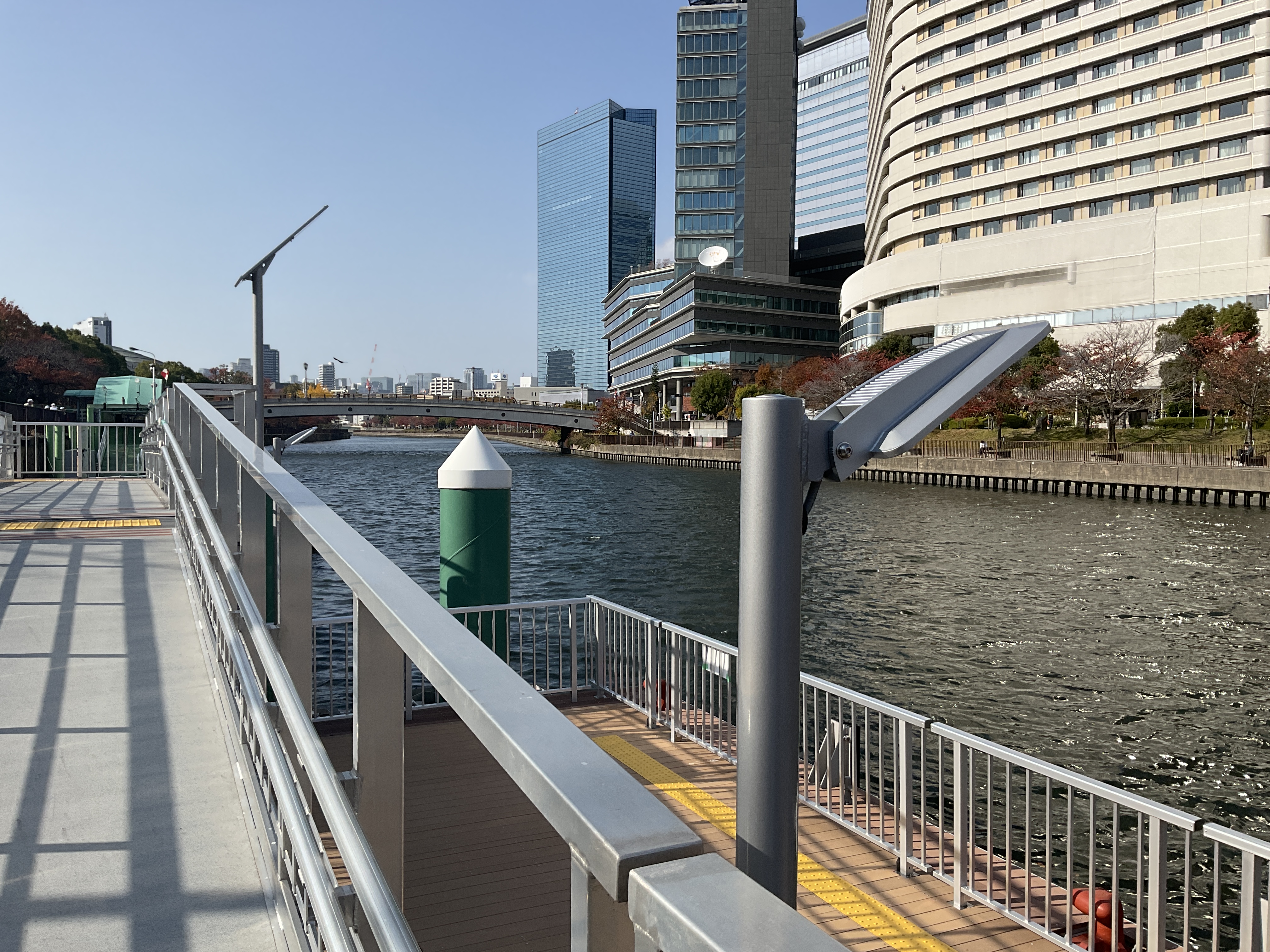 浮桟橋上に設置されたソーラー照明灯の全体画像