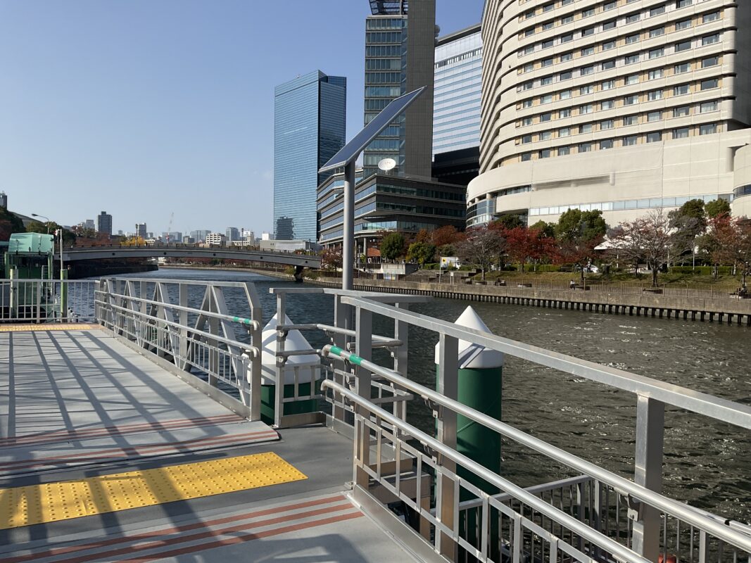 浮桟橋上に設置されたソーラー照明灯のソーラーパネルの画像