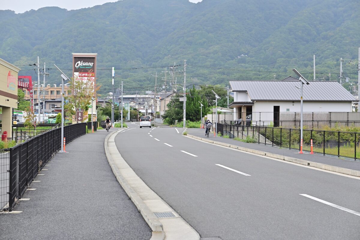 八尾市郡川の避難路に設置したソーラー照明灯(ストークスマート)_その1