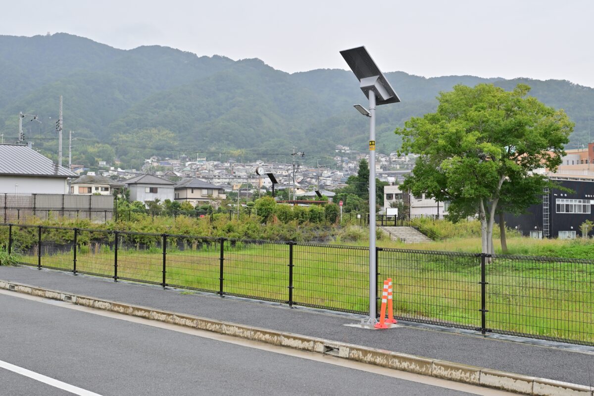 八尾市郡川の避難路に設置したソーラー照明灯(ストークスマート)_その3